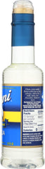 Botella Torani vainilla junto a una taza para comparar tamaño y conveniencia de 12.7 fl oz