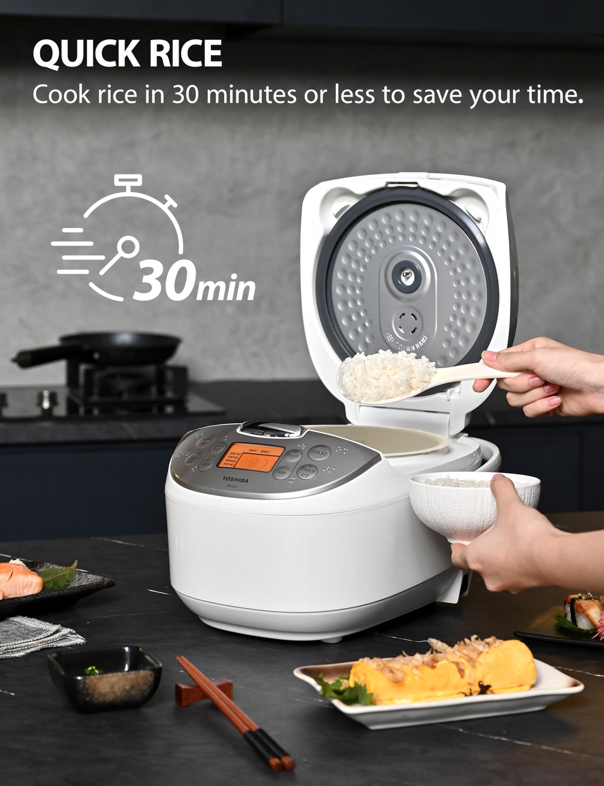 TOSHIBA arroz cocido dentro de la olla listo para servir y mantener textura