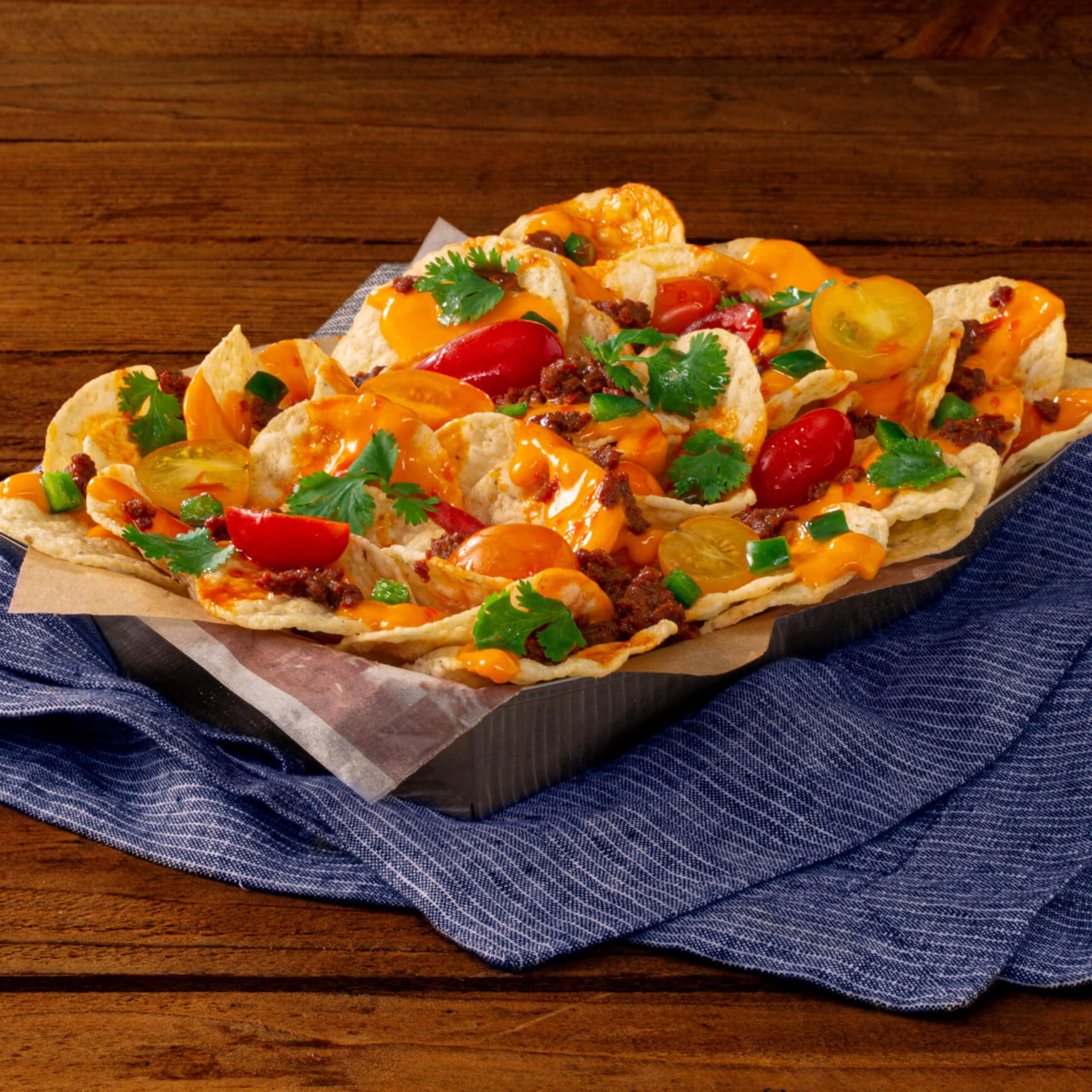 Tostitos chip sumergido en salsa demostrando combinación crujiente y sabrosa