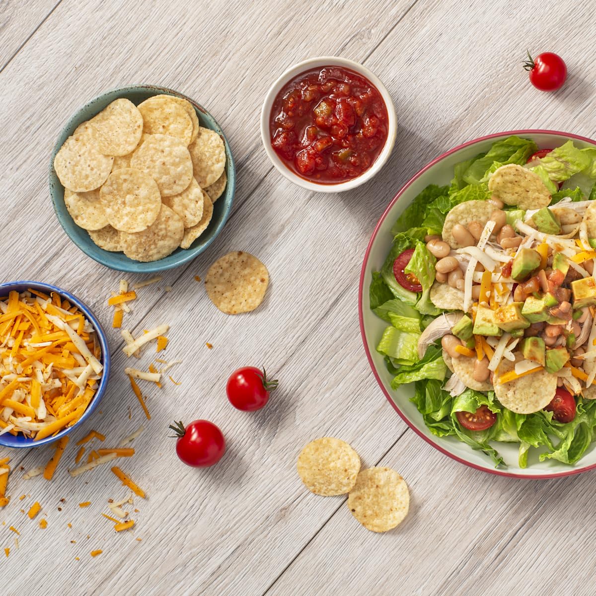 Tostitos mano sosteniendo combo para comparar tamaño y conveniencia