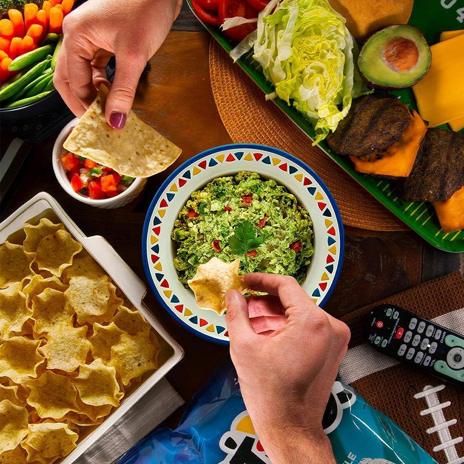 Tostitos en mesa de fiesta mostrando cómo facilita reuniones y picoteos