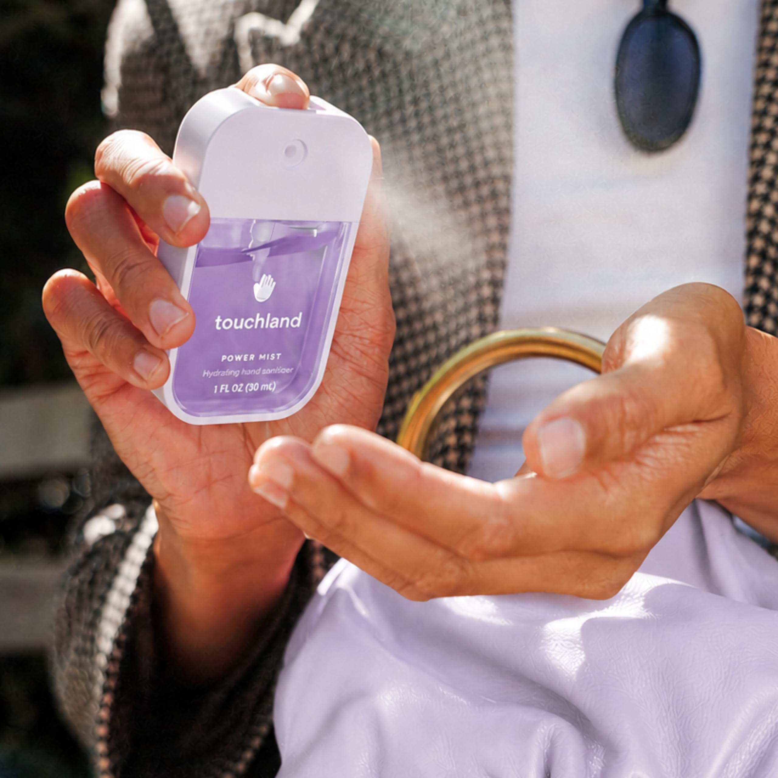 Touchland set en contexto de viaje transmitiendo practicidad
