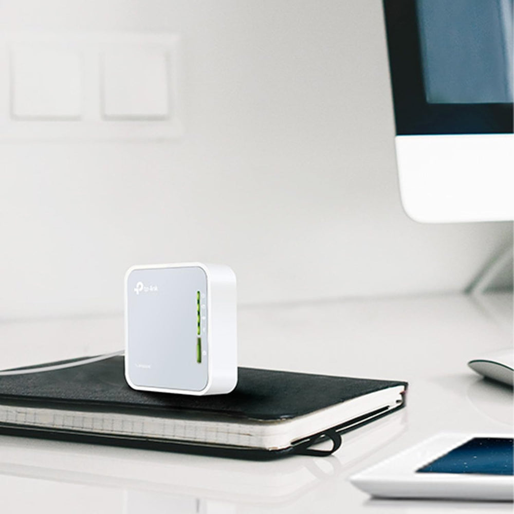 TP-Link TL-WR902AC primer plano de textura y botones que destaca su diseño portátil