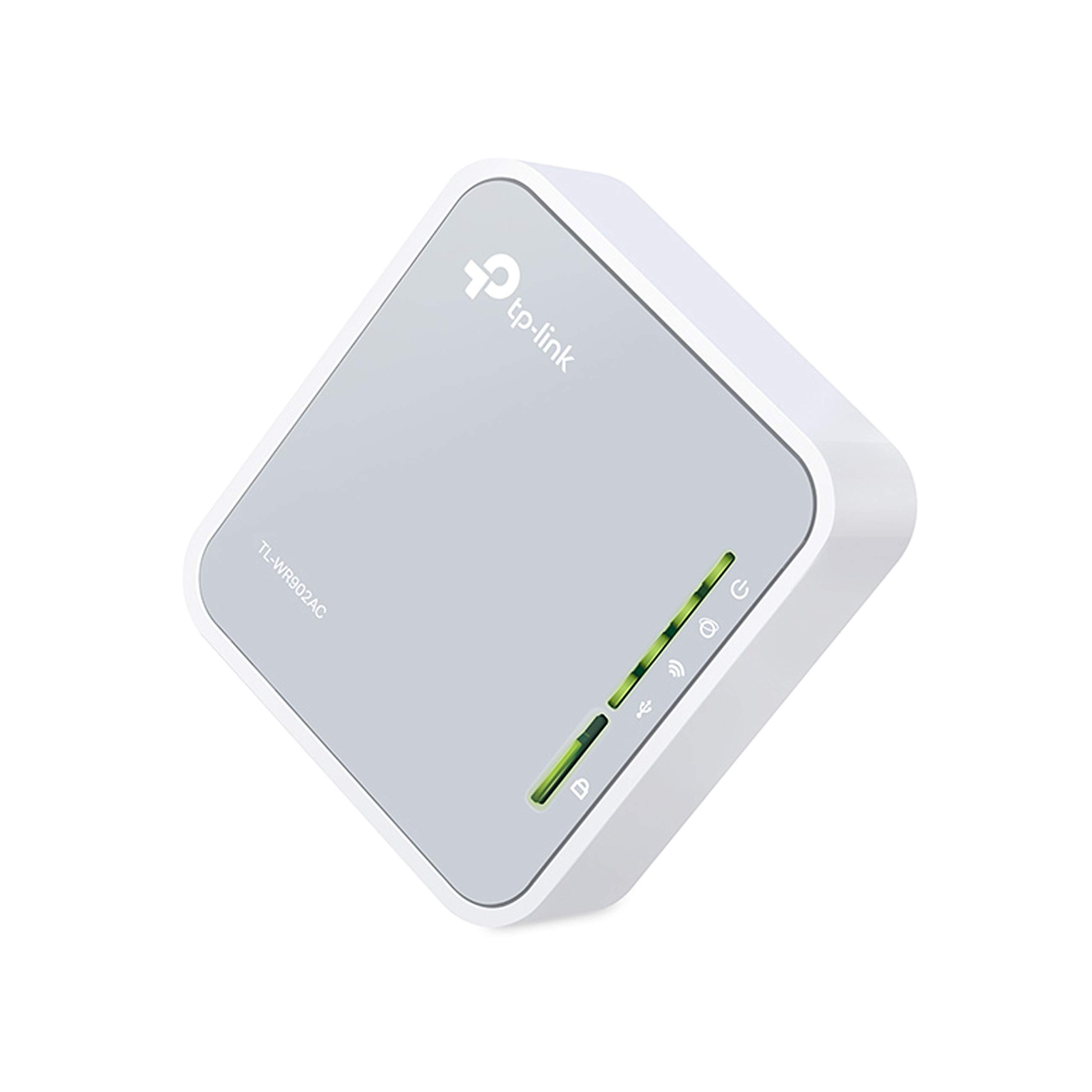 TP-Link TL-WR902AC en maleta junto a smartphone ilustrando conexión y carga móvil
