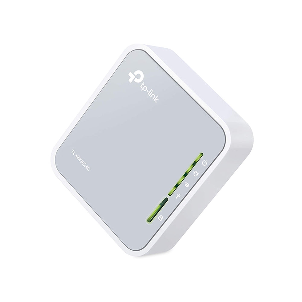 TP-Link TL-WR902AC en maleta junto a smartphone ilustrando conexión y carga móvil