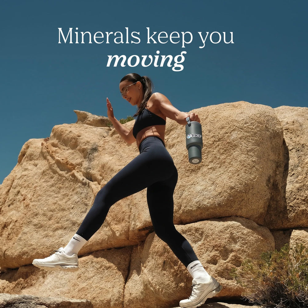 Trace Minerals botella abierta con gota sobre vaso demostrando la dosificación precisa