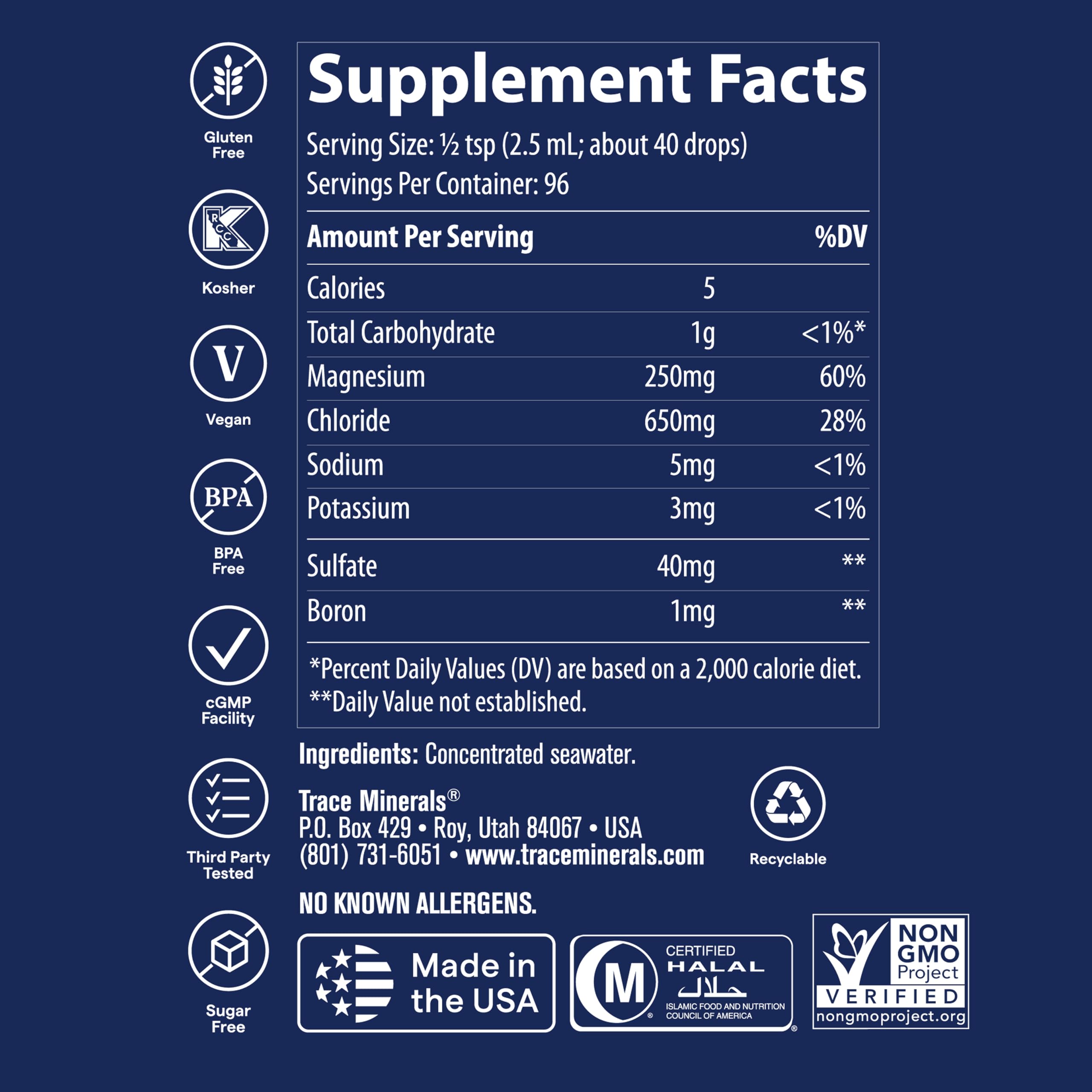 Trace Minerals botella sostenida en mano añadiendo gotas para mezcla práctica