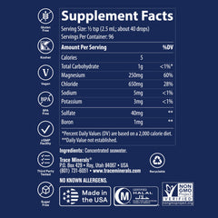 Trace Minerals botella sostenida en mano añadiendo gotas para mezcla práctica
