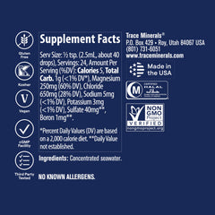 Trace Minerals en uso vertiendo gotas en un vaso para añadir minerales a agua y bebidas