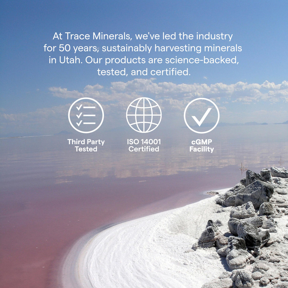 Trace Minerals escena de estilo de vida con botella de agua y frasco mostrando uso cotidiano