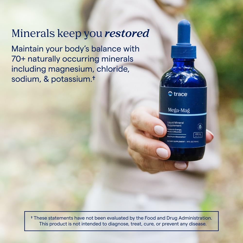 Trace Minerals Mega-Mag comparado con mano para apreciar tamaño y portabilidad