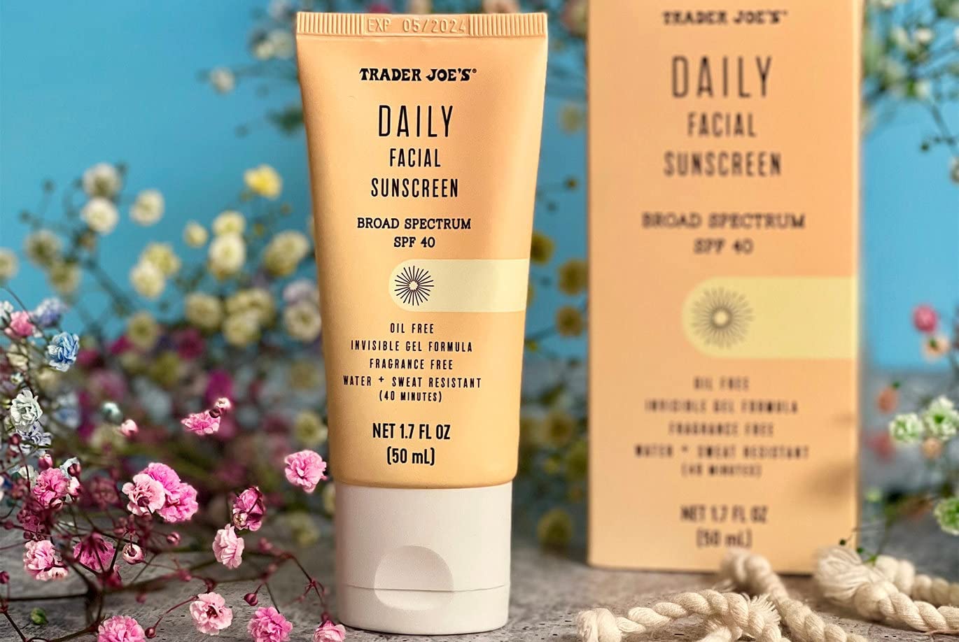 Trader Joe’s envase frontal del protector facial SPF 40, aspecto limpio y práctico