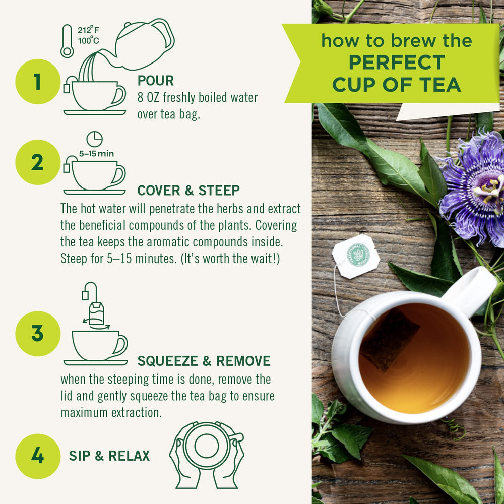 Traditional Medicinals escena nocturna con taza, transmite calma antes de dormir