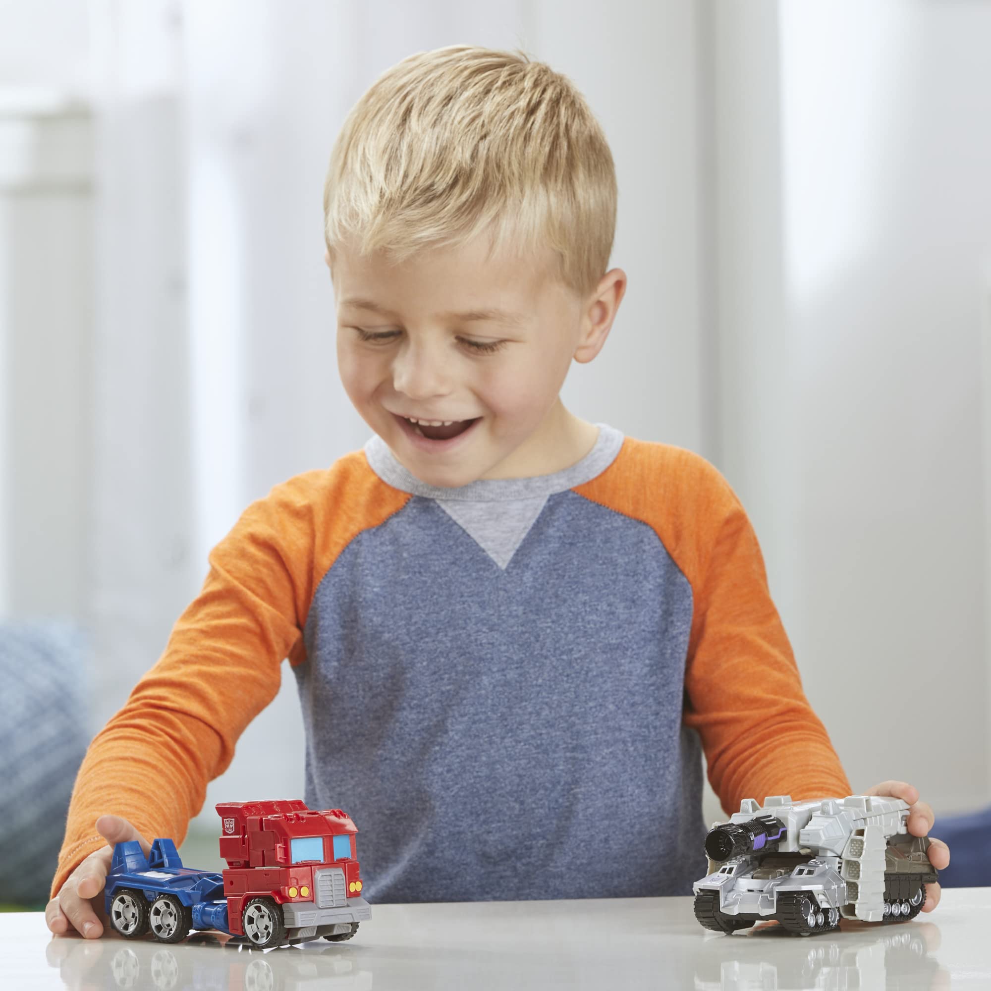 Transformers figuras en batalla estilo lifestyle para inspiración