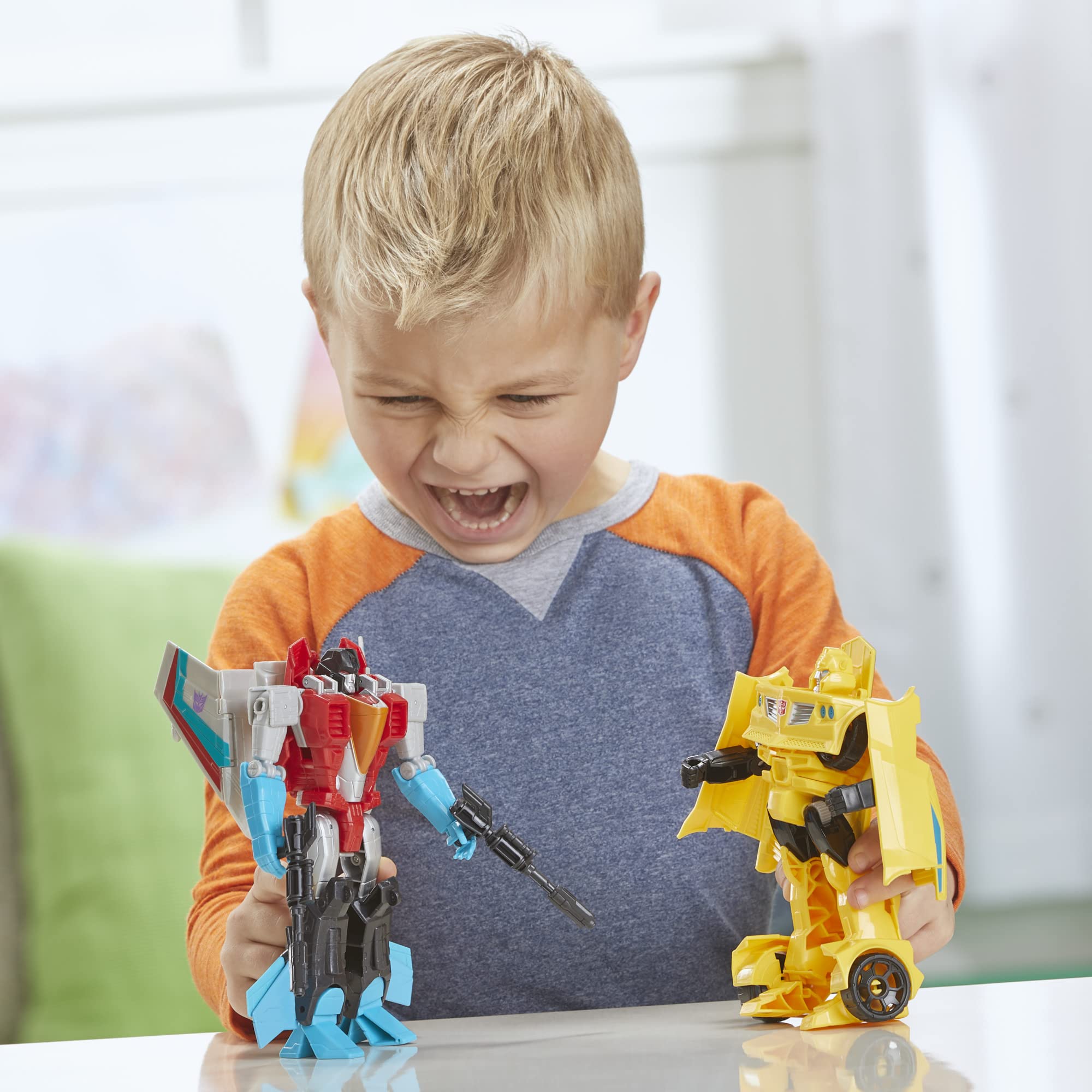 Transformers Bumblebee conversión en manos, marca Transformers para juego sencillo