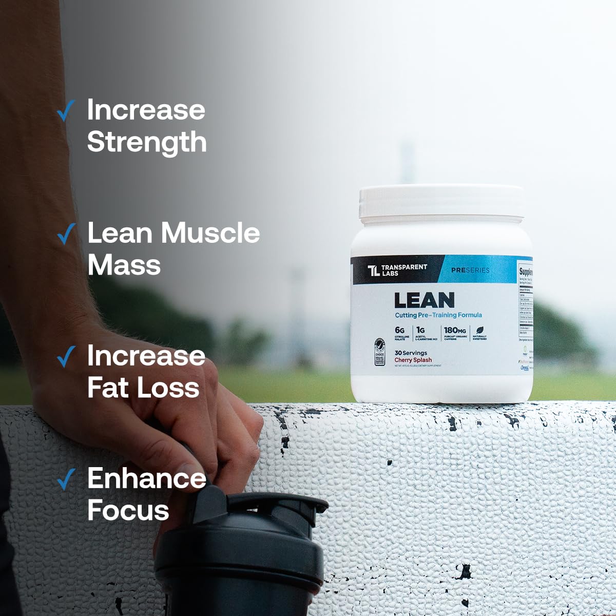 Atleta tomando Transparent Labs Lean Pre-Workout en el gimnasio para energía sostenida