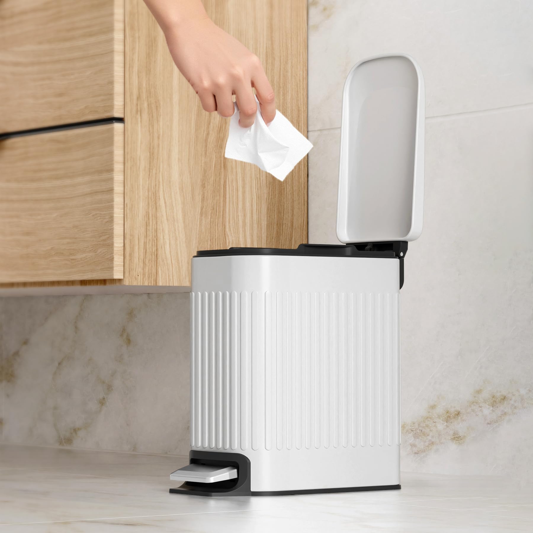 TrashAid ubicada en baño estilizado optimizando espacio y estética