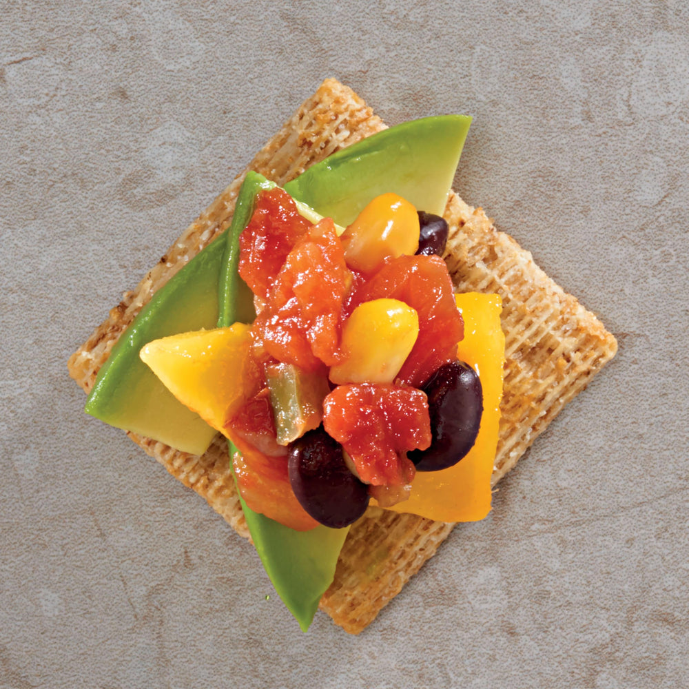 Triscuit galletas en tabla de aperitivos con quesos y dips para servir