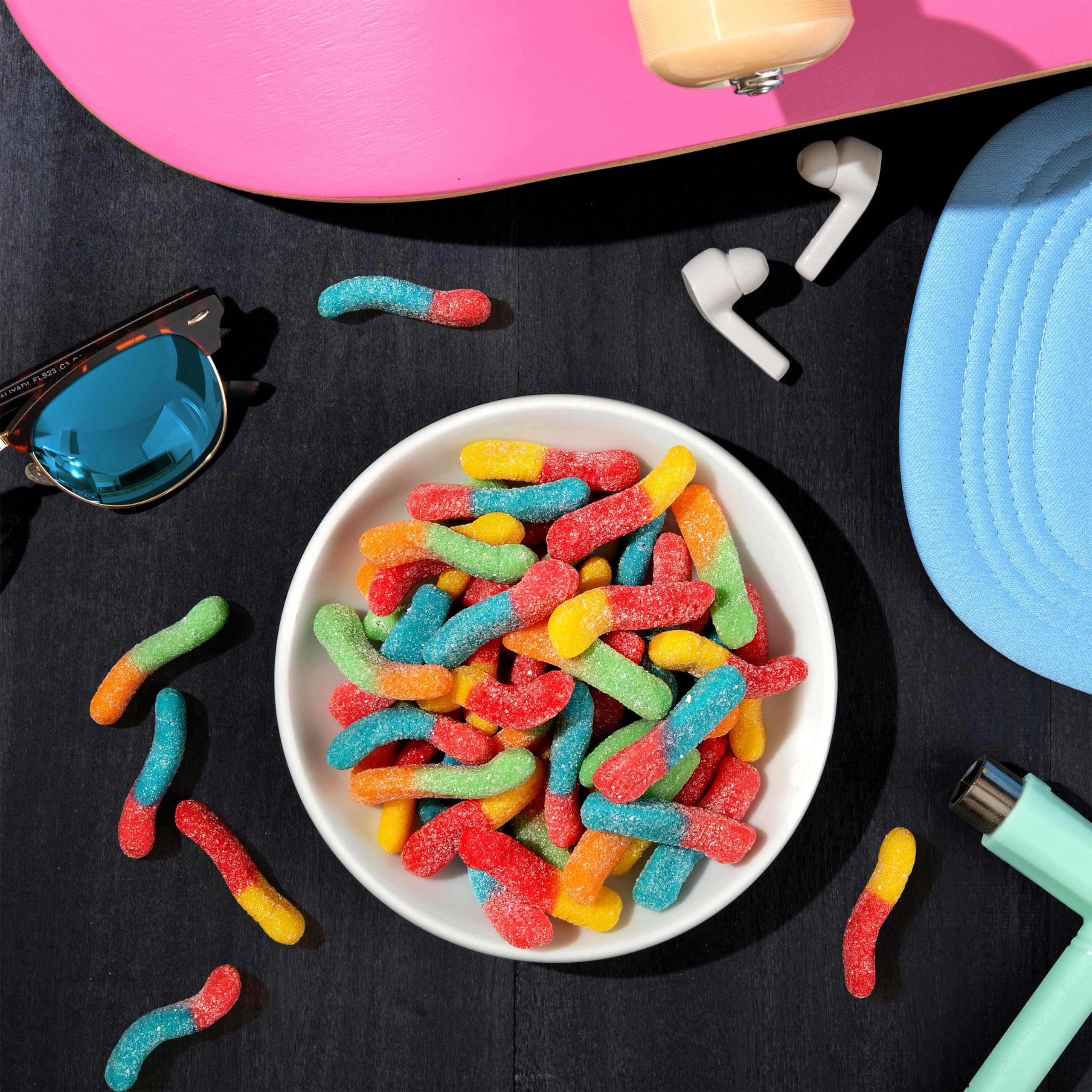 Trolli comparación de tamaño con mano para visualizar porción y escala