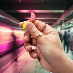 Trolli envase abierto en una mesa de fiesta ideal para rellenar bolsitas