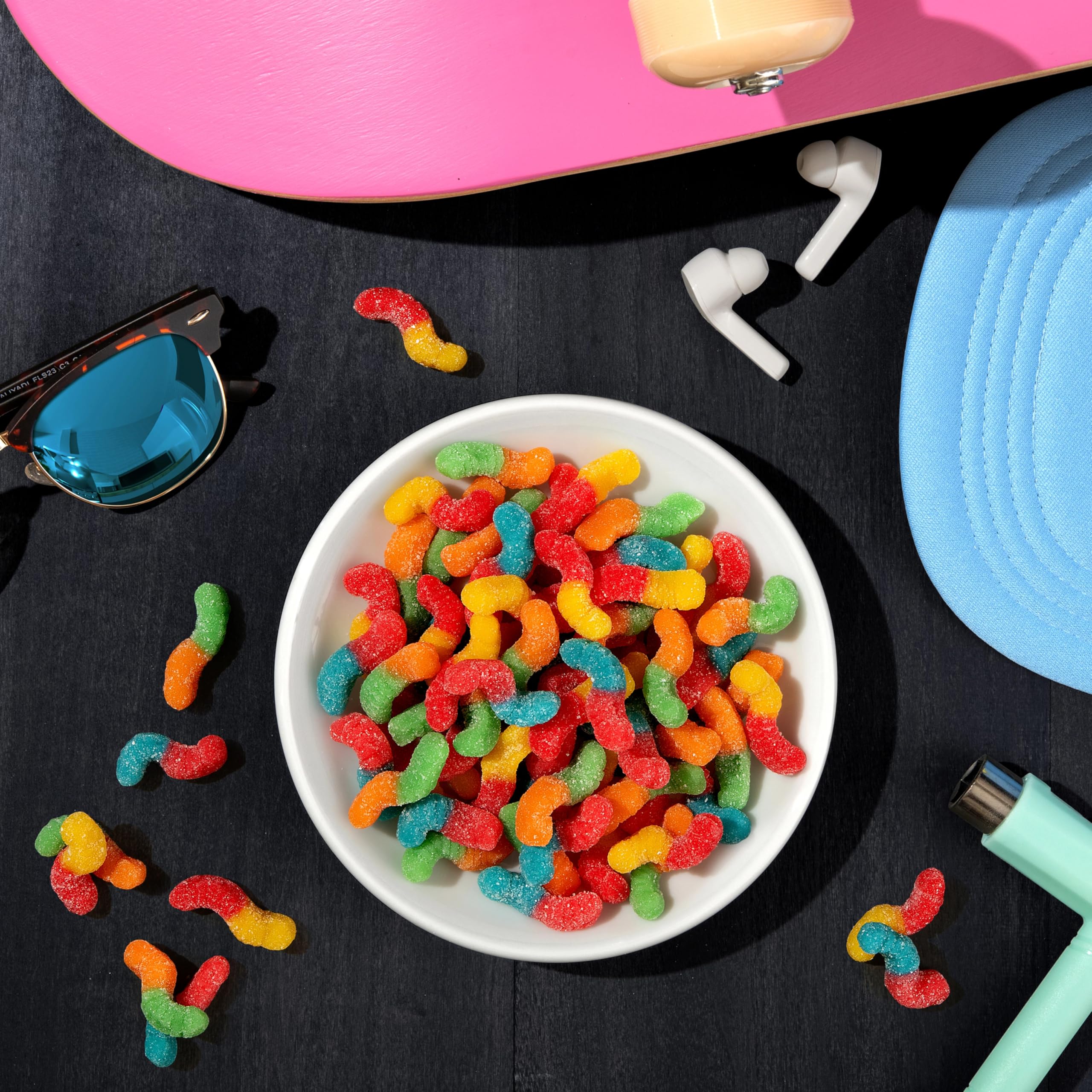 Trolli surtido de colores y formas en la mesa aportando diversión visual