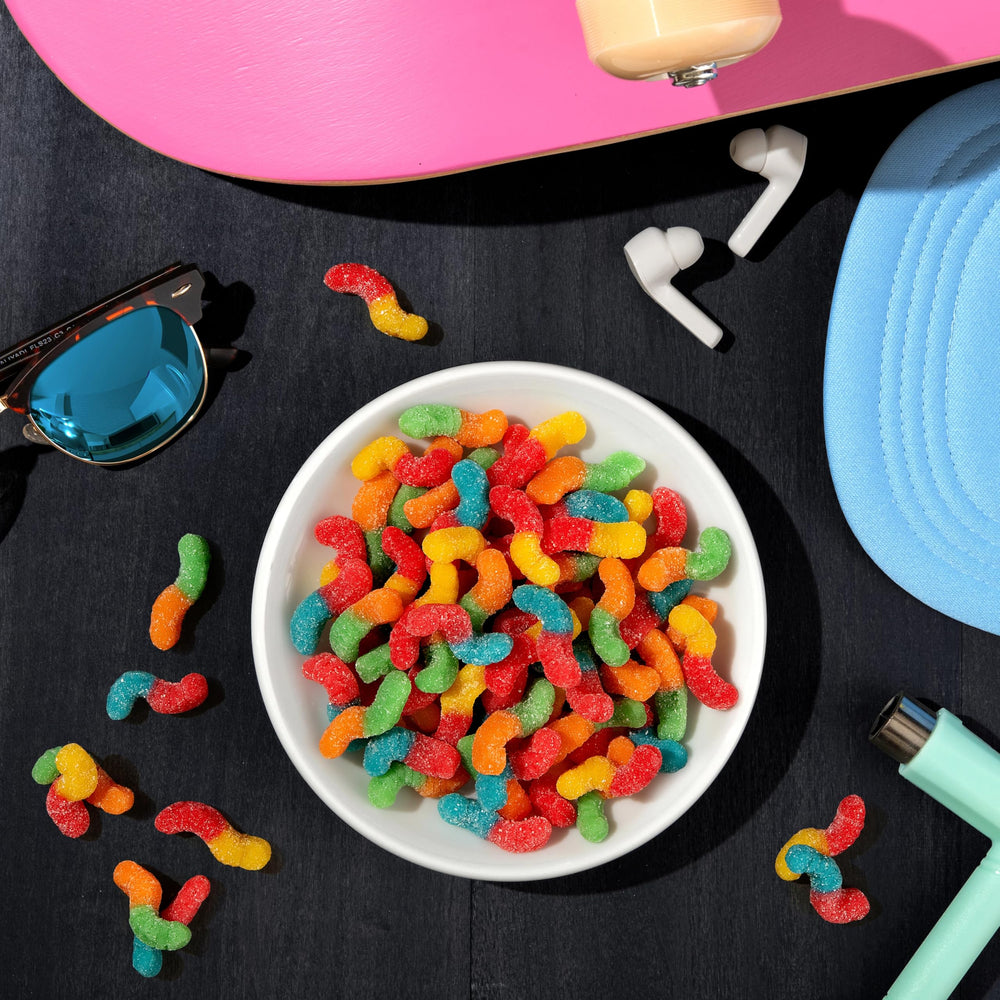 Trolli surtido de colores y formas en la mesa aportando diversión visual