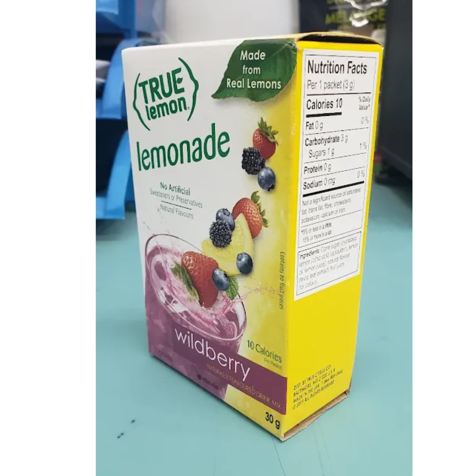 True Citrus vaso de Wildberry Lemonade preparado con hielo, refrescante y bajo en calorías