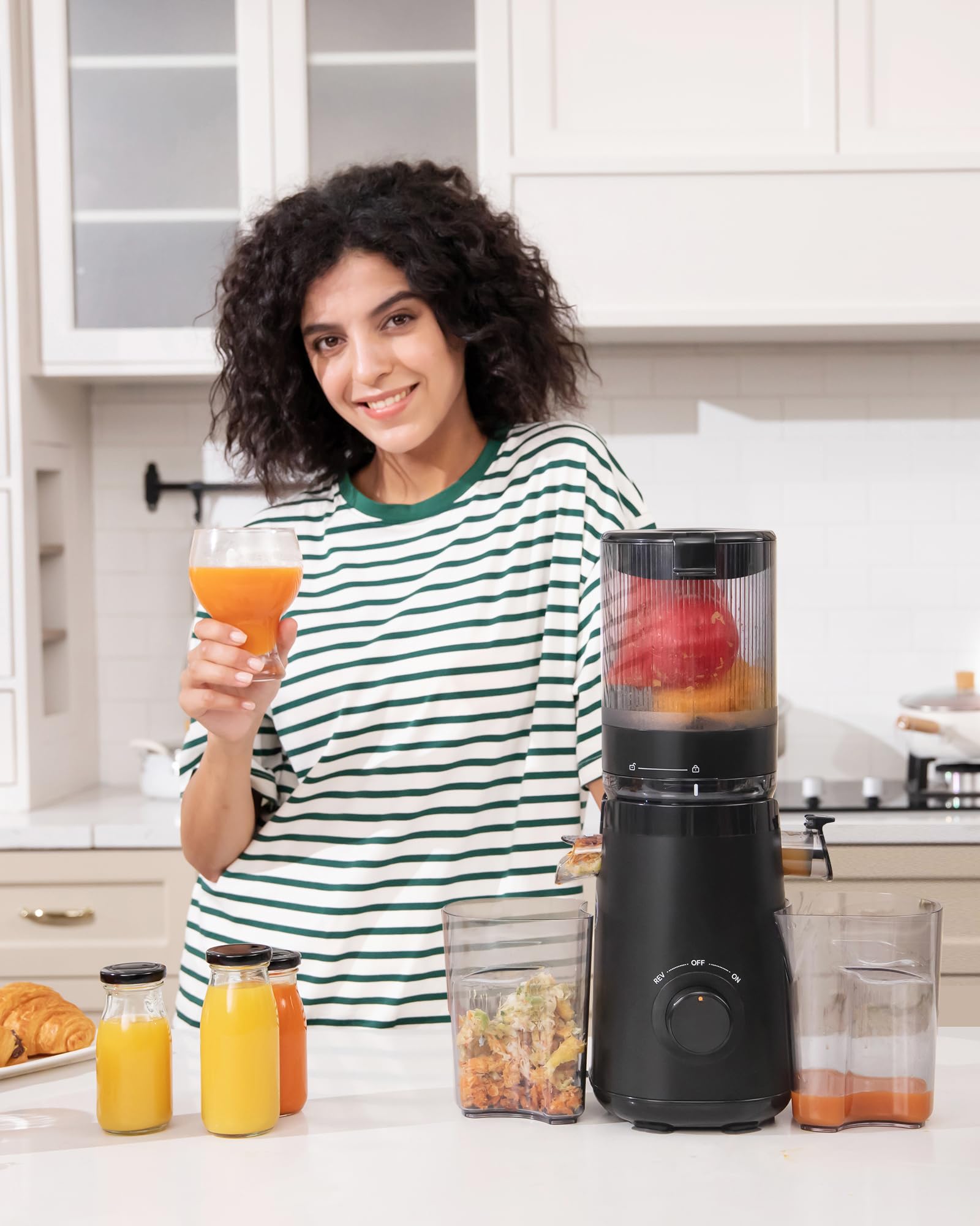 TUUMIIST en una cocina moderna preparando zumo para toda la familia