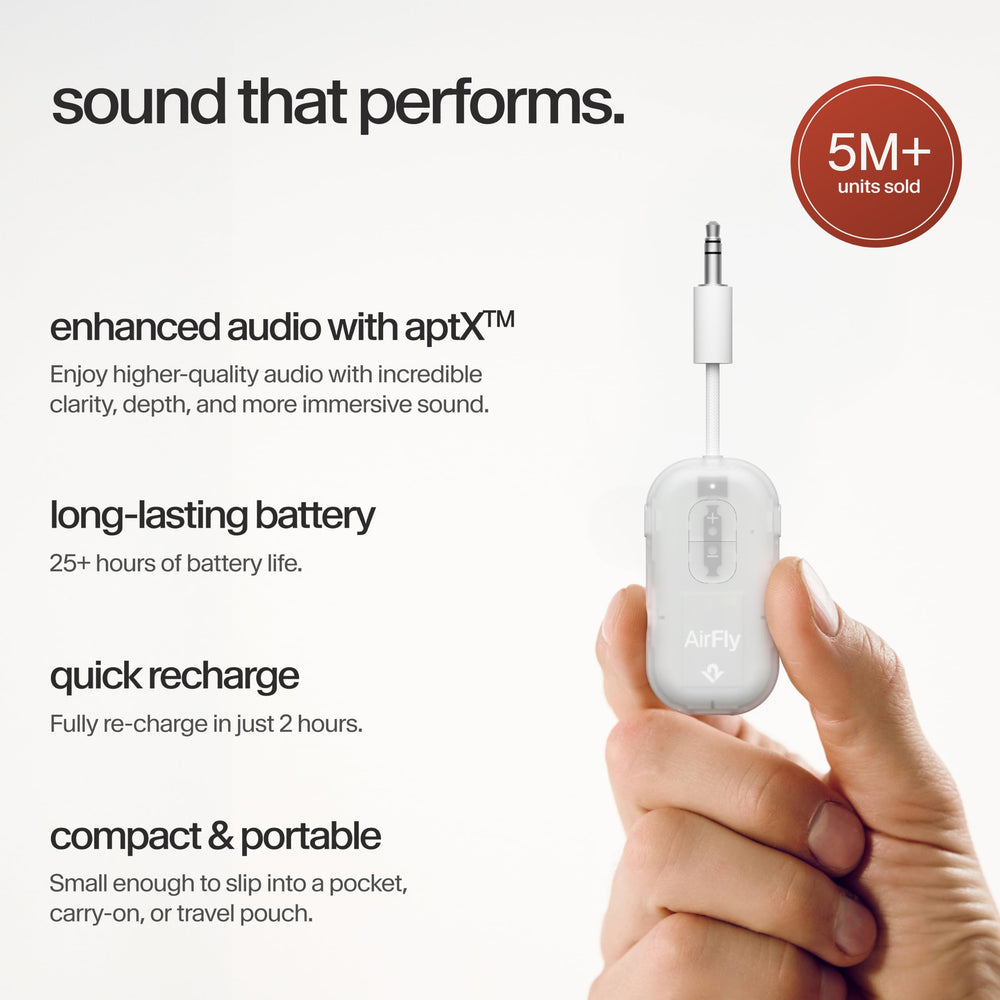 Twelve South AirFly Pro 2 comparación de tamaño junto a un teléfono para referencia