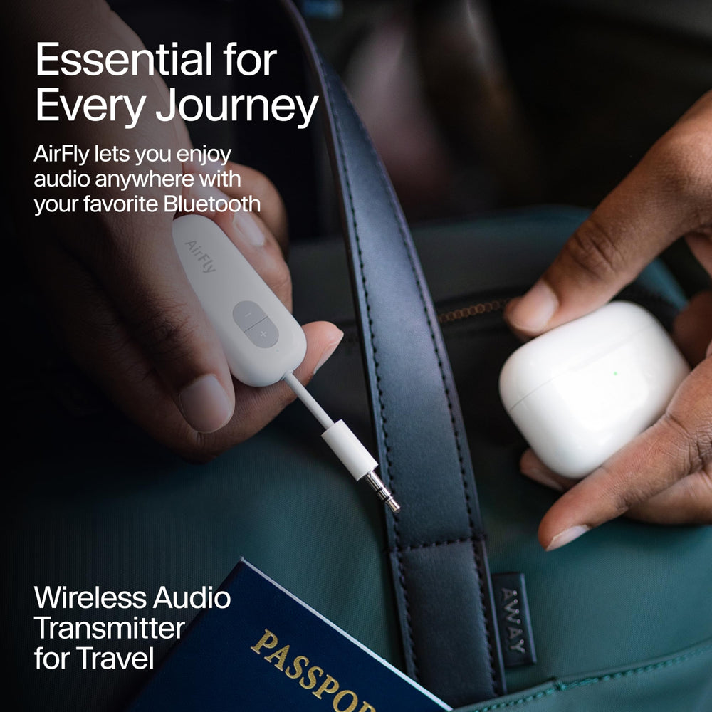 Twelve South AirFly SE junto a un smartphone para comparar tamaño y portabilidad