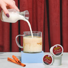 Taza caliente de Twinings Chai con vapor visible que resalta aroma y calidez