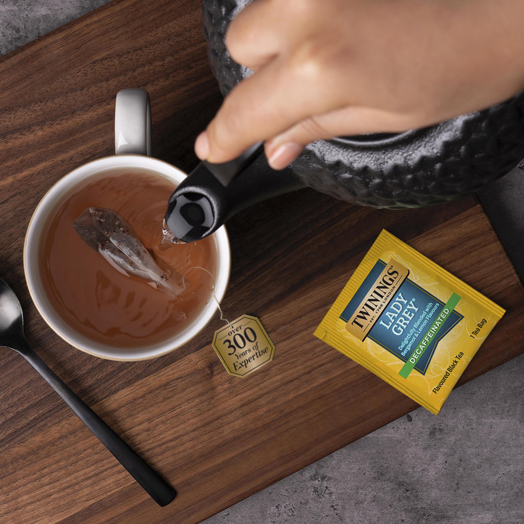Twinings comparación de tamaño con mano para escala práctica