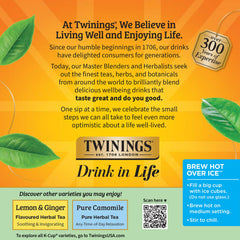 Cápsula Twinings insertada en Keurig mostrando uso fácil y taza caliente