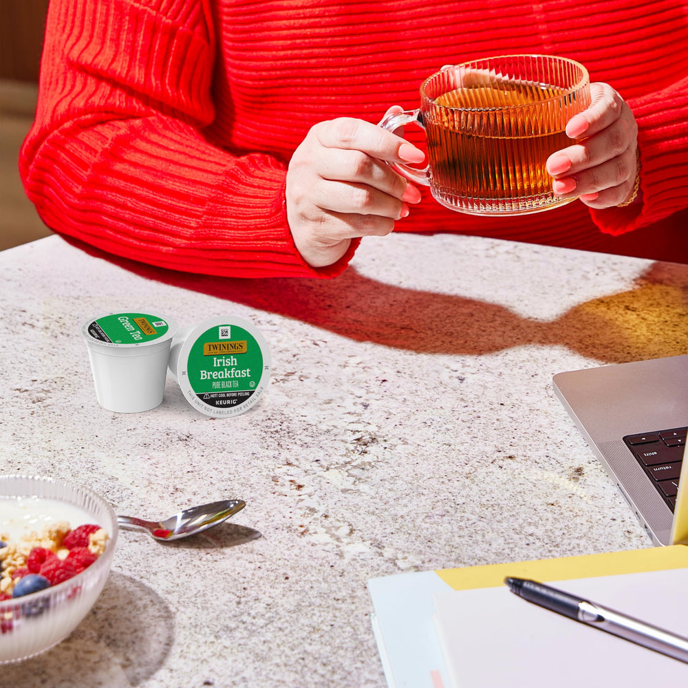 Twinings taza de té recién hecho con vapor destacando sabor intenso