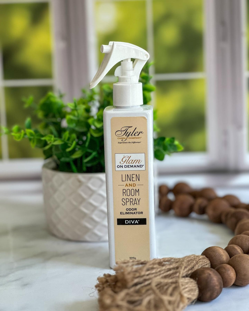 TYLER CANDLE COMPANY spray en dormitorio ambientado, crea fragancia sofisticada para invitados