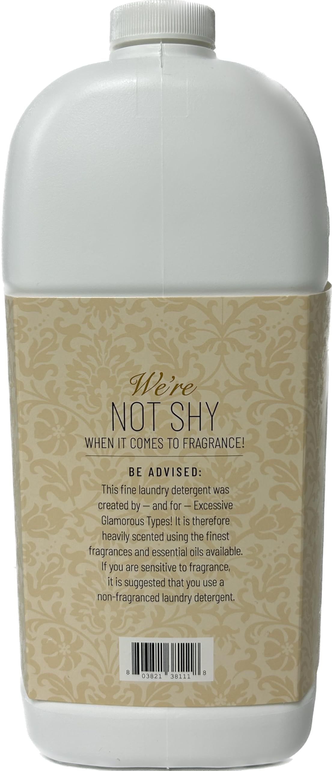Botella de Glam Wash Diva de TYLER CANDLE COMPANY junto a una lavadora, uso práctico y aroma duradero