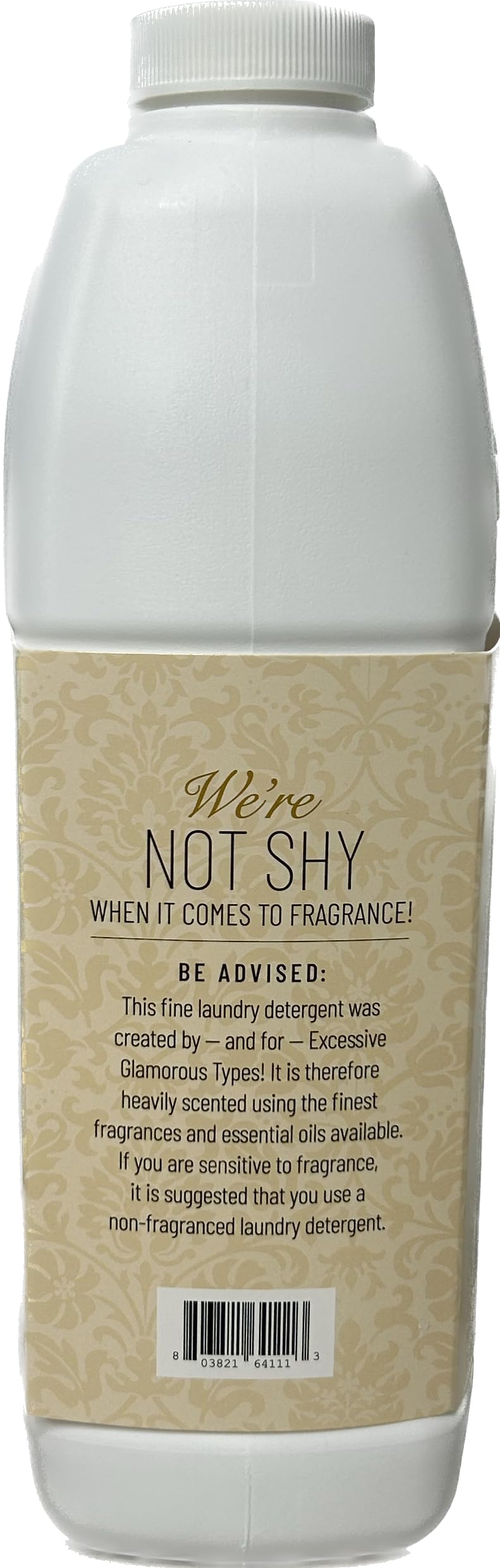 TYLER CANDLE COMPANY detergente Diva vertido en cubeta mostrando limpieza efectiva