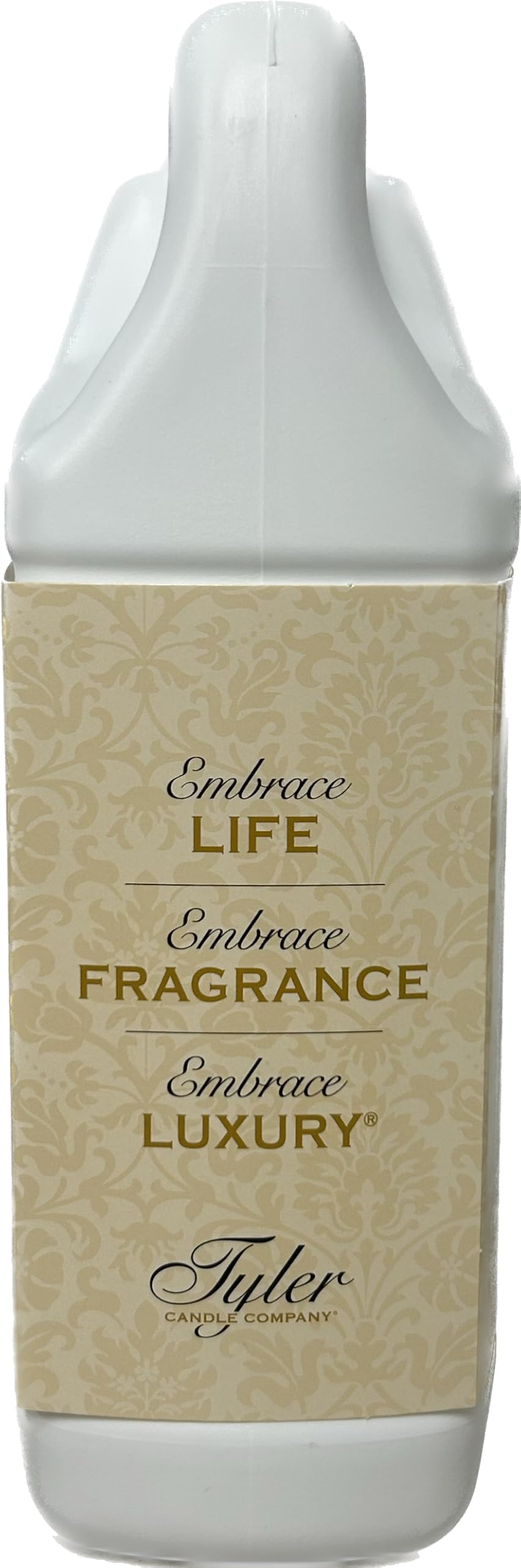 TYLER CANDLE COMPANY botella Diva junto a prendas para comparar tamaño y rendimiento