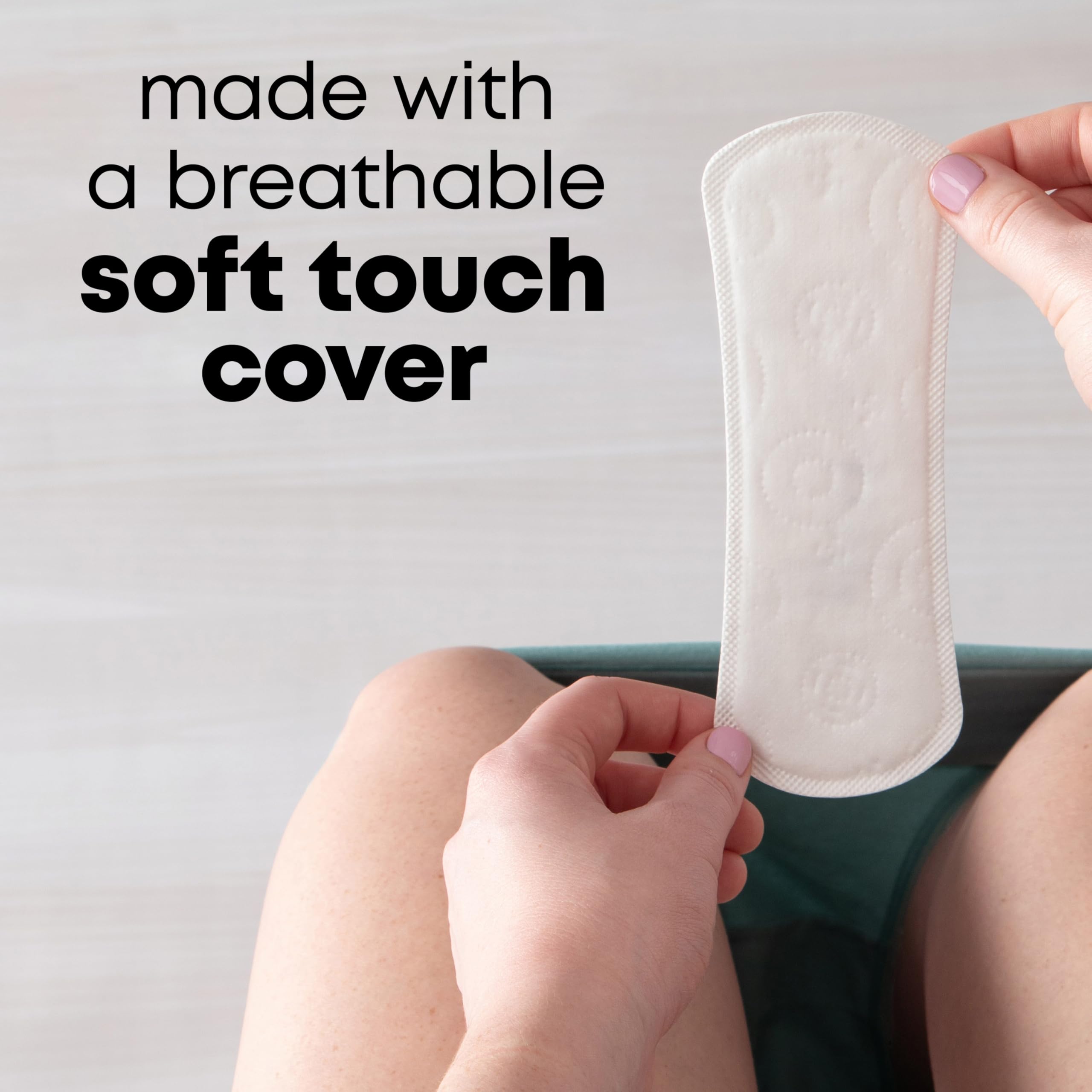 U by Kotex comparación de escala con una mano para ver tamaño real