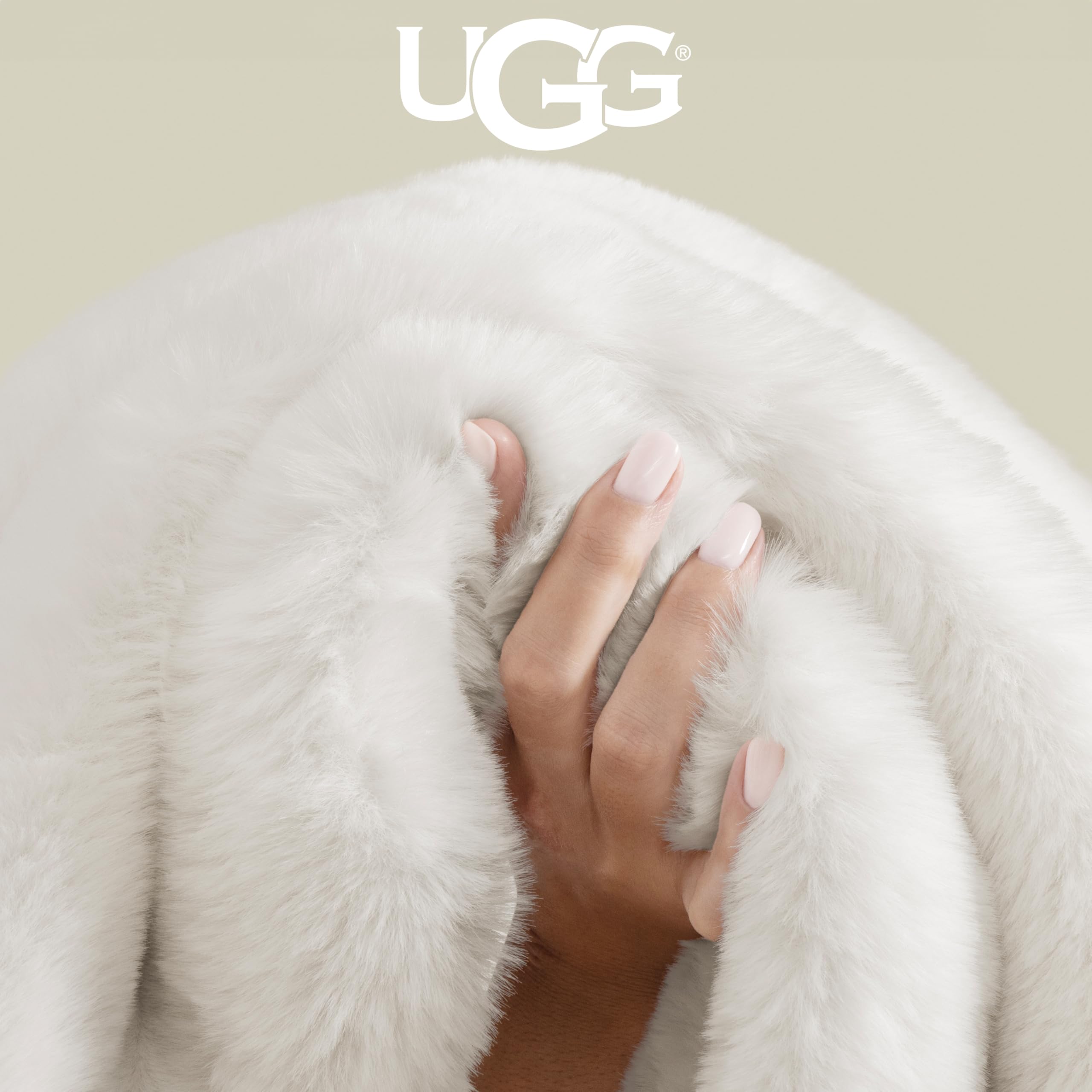 UGG manta doblada en sofá añadiendo estilo y comodidad