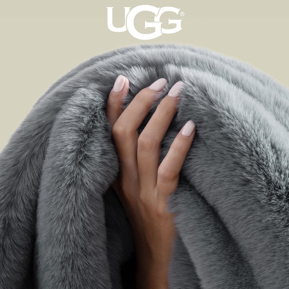 UGG Euphoria extendida sobre cama como capa decorativa acogedora