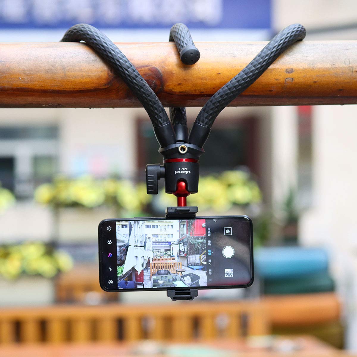 ULANZI con cámara mirrorless montada, soporte seguro y versátil