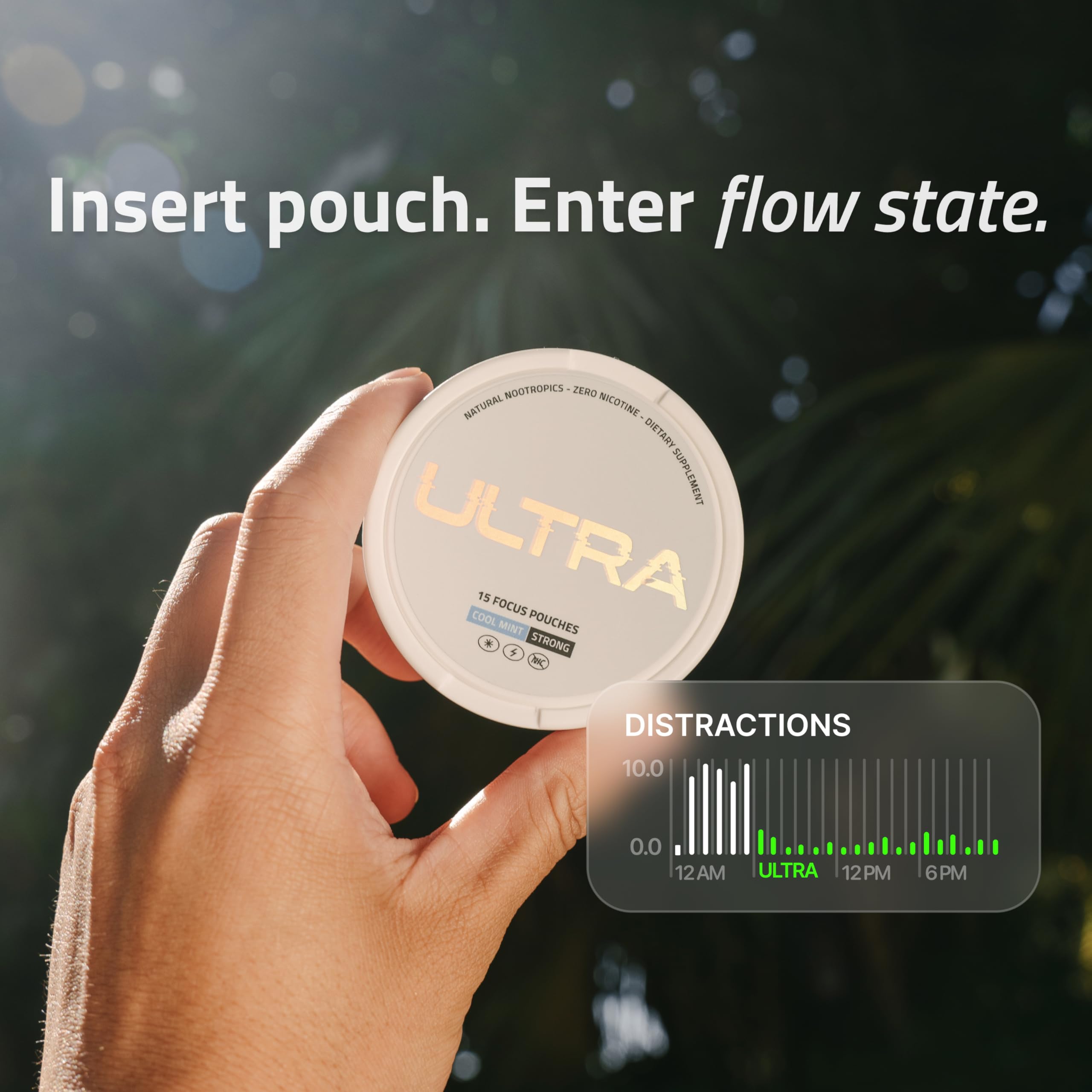 Ultra Pouches comparación de tamaño en mano, tamaño compacto y fácil de llevar