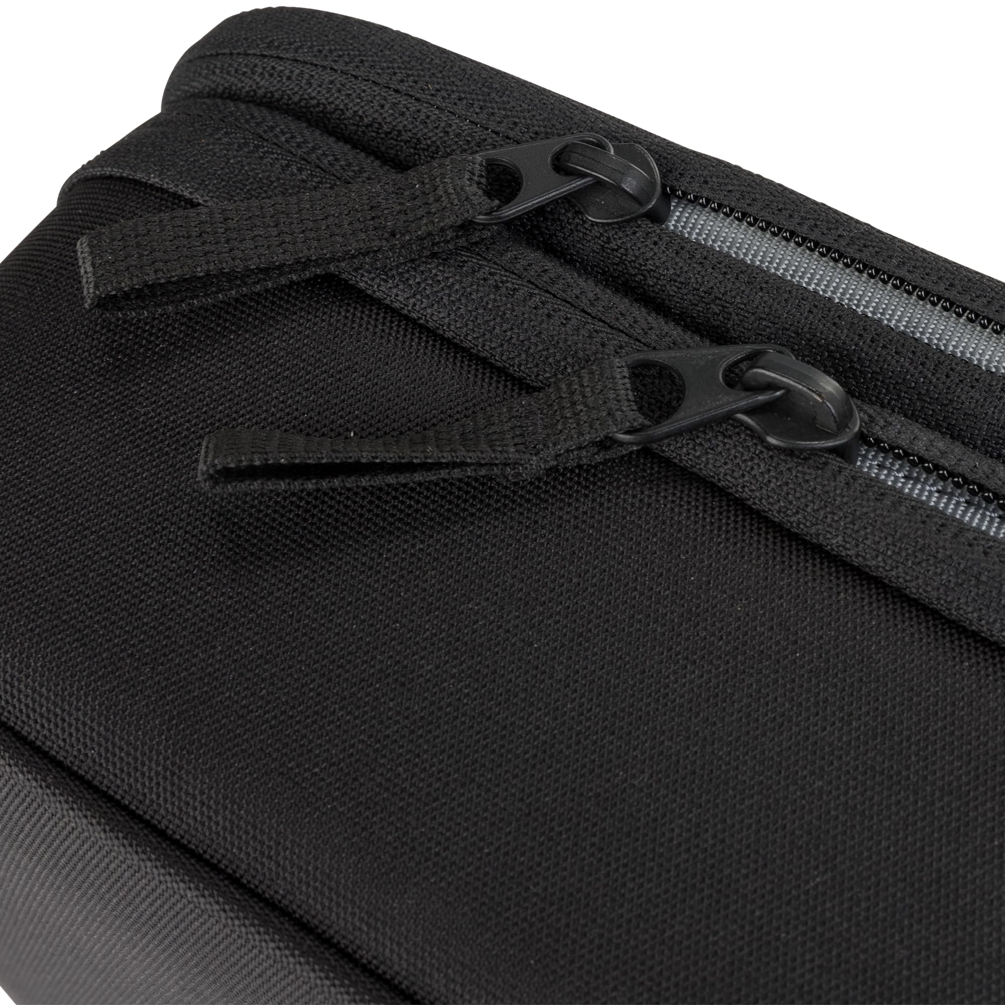 Under Armour comparación de tamaño junto a objetos cotidianos para referencia