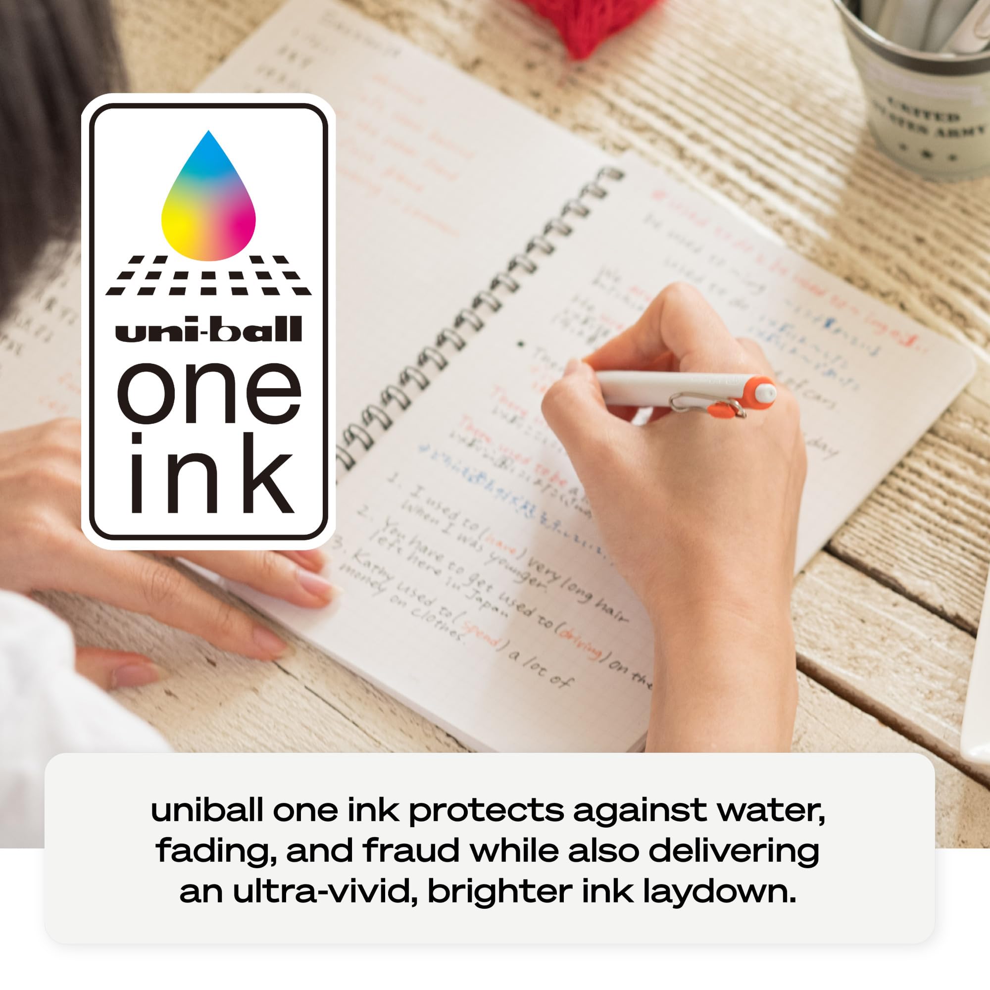 Uniball One escribiendo en cuaderno, ideal para notas nítidas