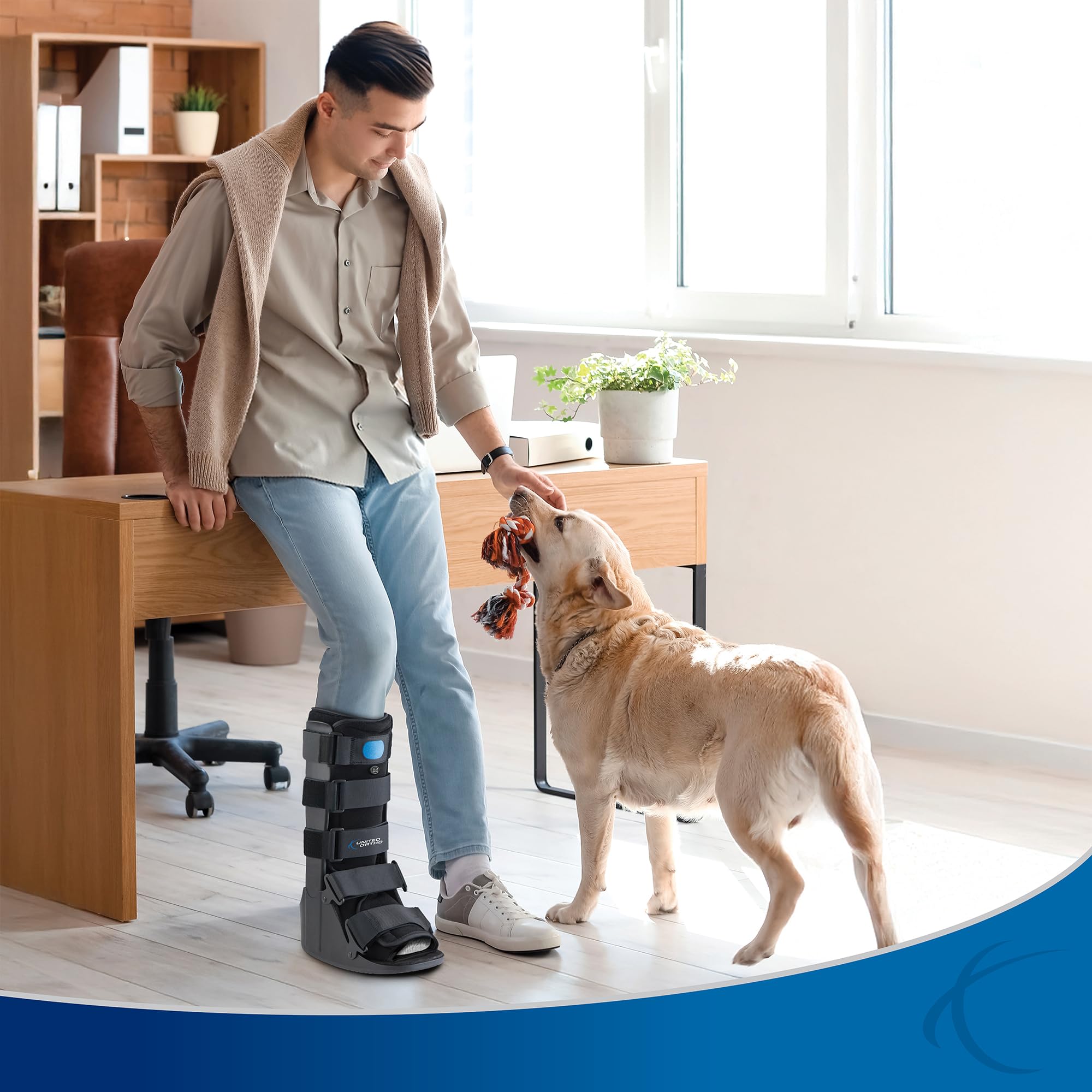 United Ortho bota en uso con persona caminando, marcha más natural