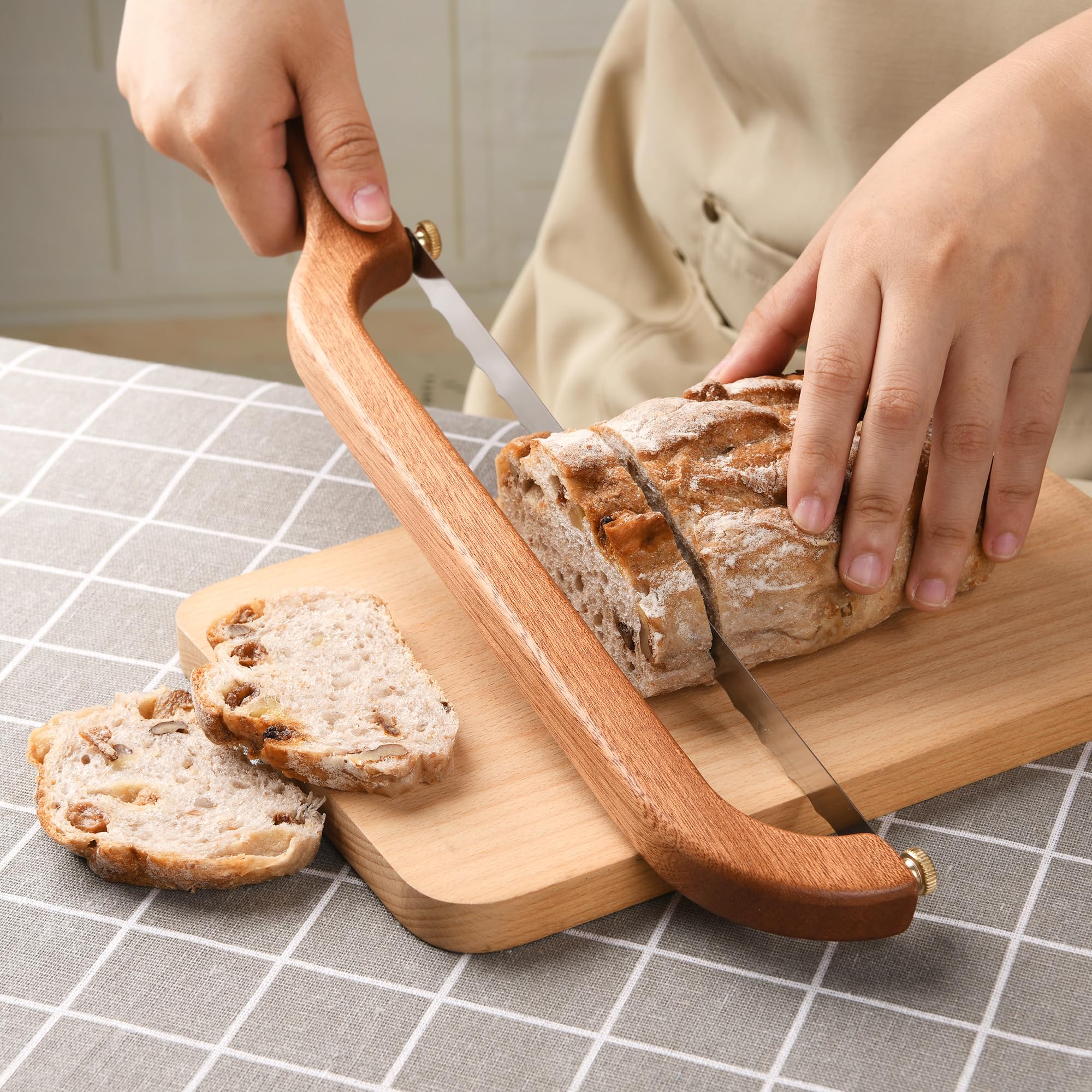 Uprichya cuchillo ambientado en cocina, resaltando diseño y elegancia