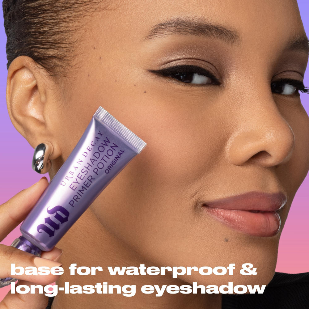 Urban Decay mujer madura aplicando la prebase para mejorar textura y fijación