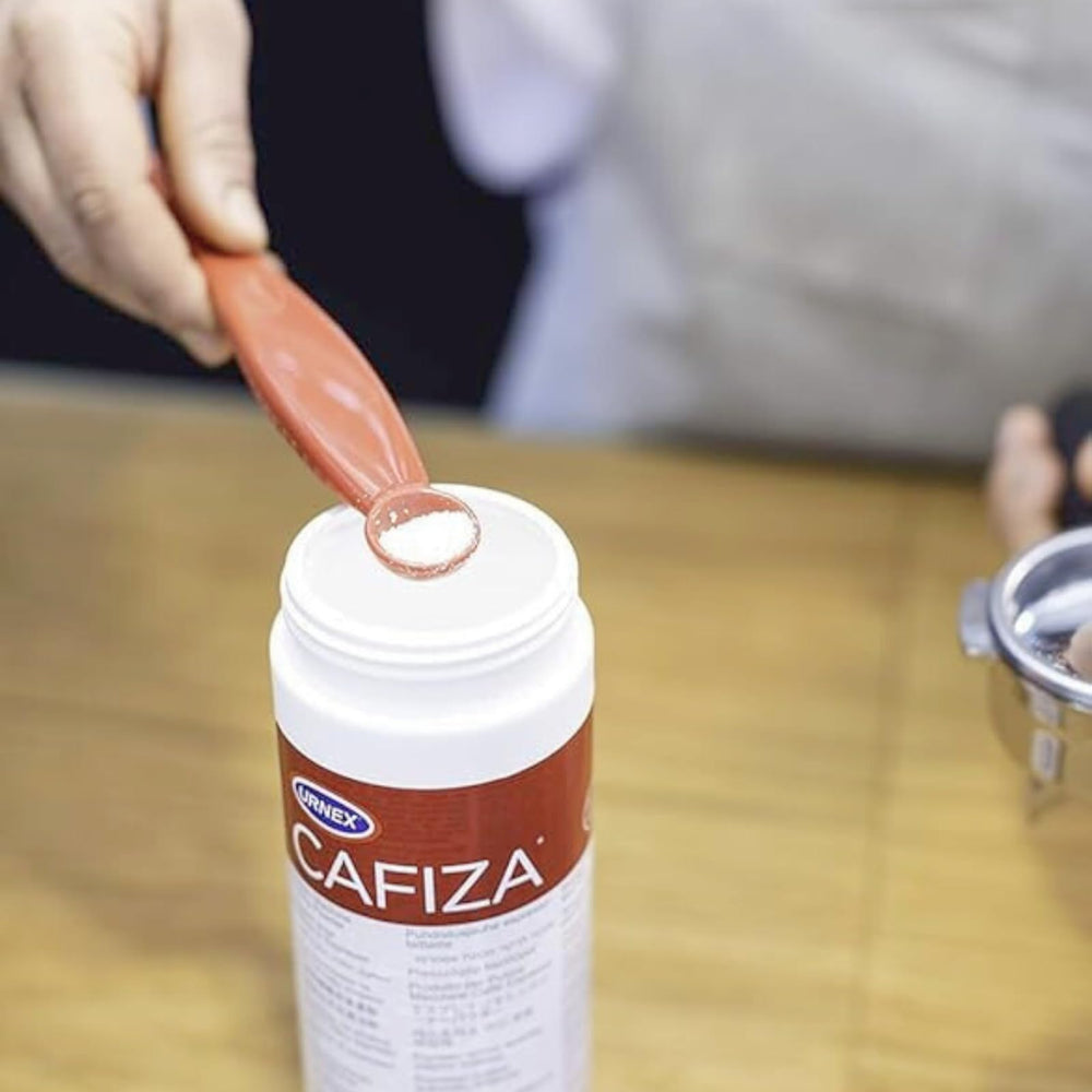 Urnex Cafiza en entorno de cafetería profesional, higiene y rendimiento constantes