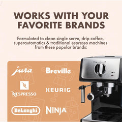 Urnex en uso en cafetera Keurig demostrando limpieza efectiva